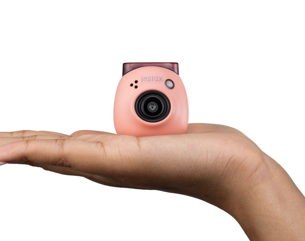 Instax Pal, la fotocamera istantanea di Fujifilm che sta nel palmo di una mano